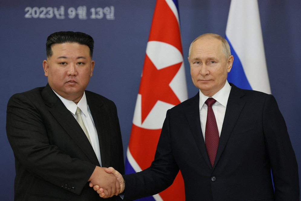 Orosz, amerikai és brit források is megerősítik, hogy megindult a lőszerszállítás Észak-Koreából Oroszországba