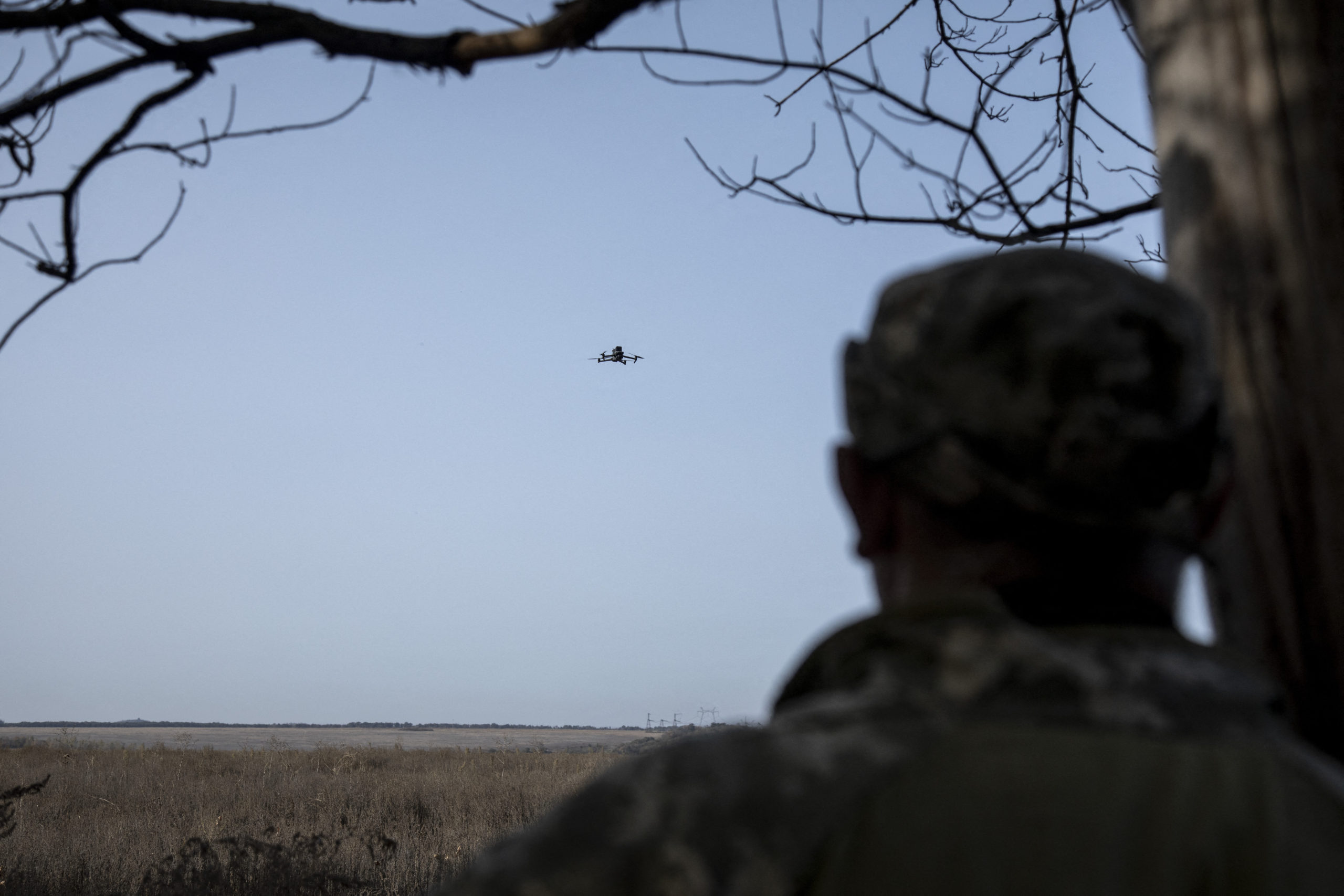 Orosz FPV drónok csapódnak az ukrán lövészárkokba, közvetlenül a katonáknak + VIDEÓ