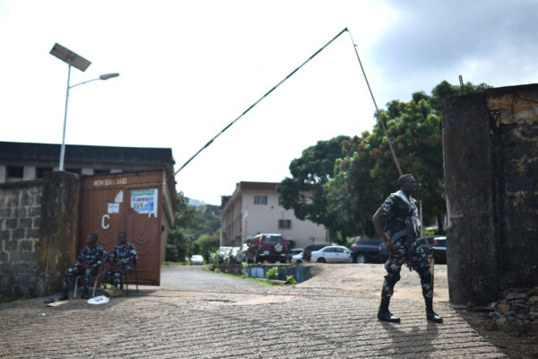 Puccskísérletnek nevezte a hét végi fegyveres támadásokat Sierra Leone tájékoztatási minisztere