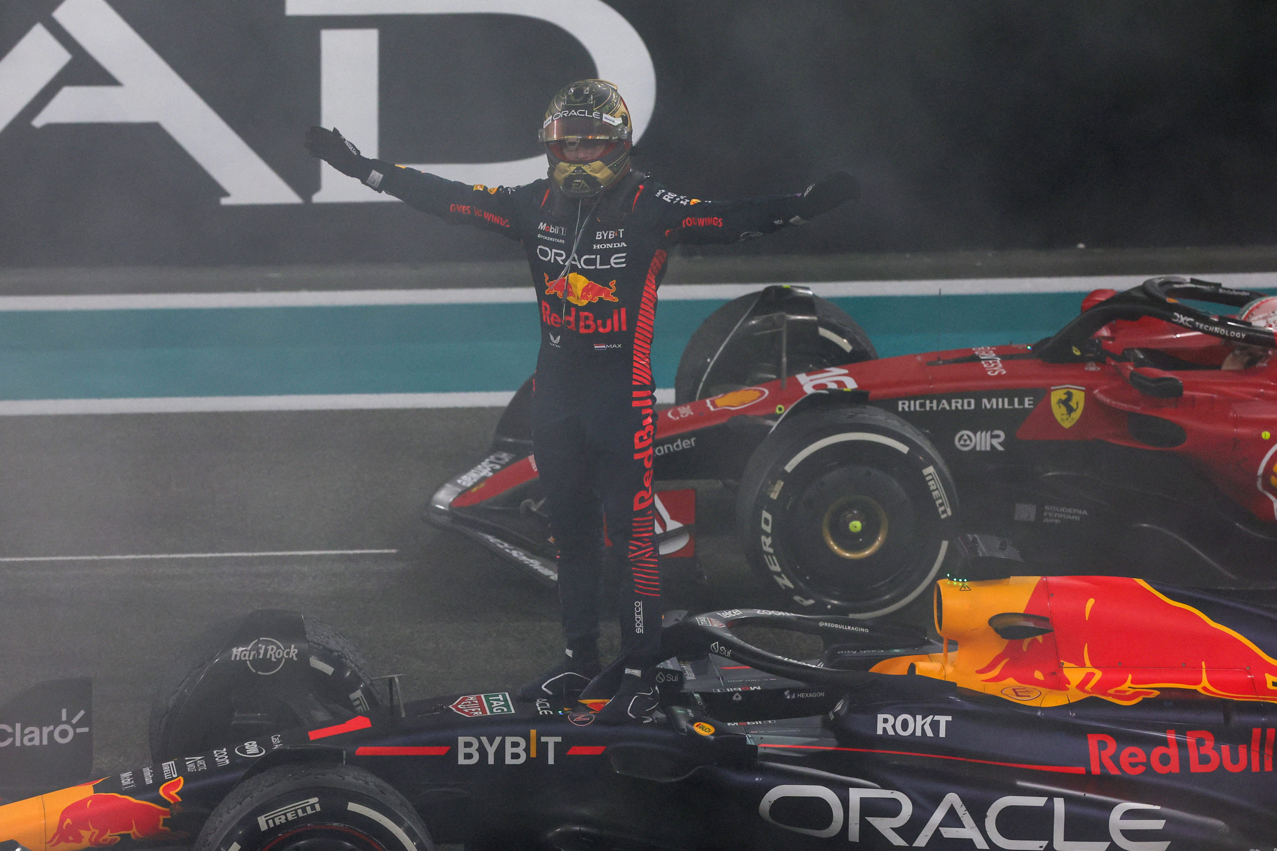 Verstappen rajt-cél győzelmet aratott az idényzárón