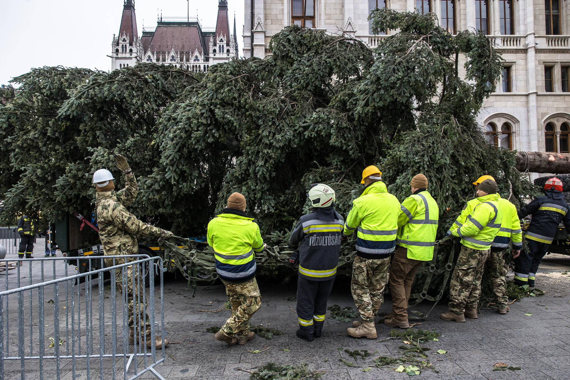 Videón, ahogy átszelte az országot a Kossuth téren felállított 24 méteres fenyő