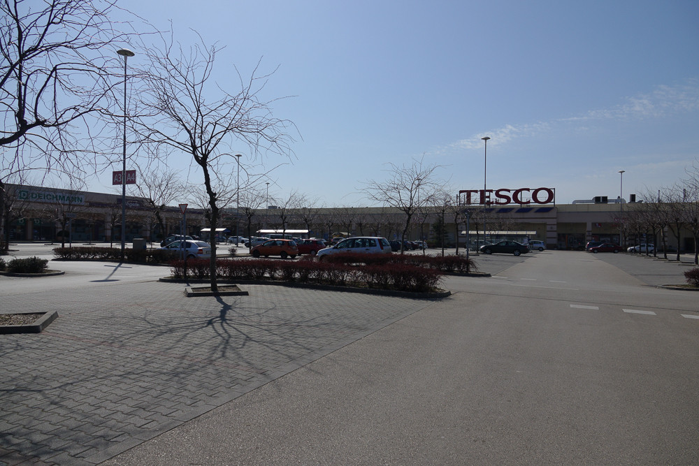 A Tesco sem állt be a sorba, délig nyitva lesz december 24-én