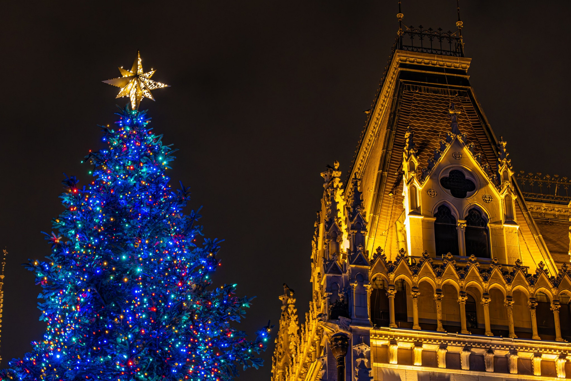 Advent első vasárnapján ünnepi fényekben pompázik az ország karácsonyfája