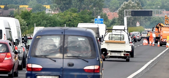 Autó: Több kilométeres a dugó az M1-esen, az M3-ason és az M5-ösön is