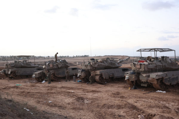 Az izraeli hadsereg a Gázai övezet több részén is támad