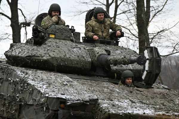 Az orosz hadsereg fokozza a tüzérségi tevékenységét a fronton