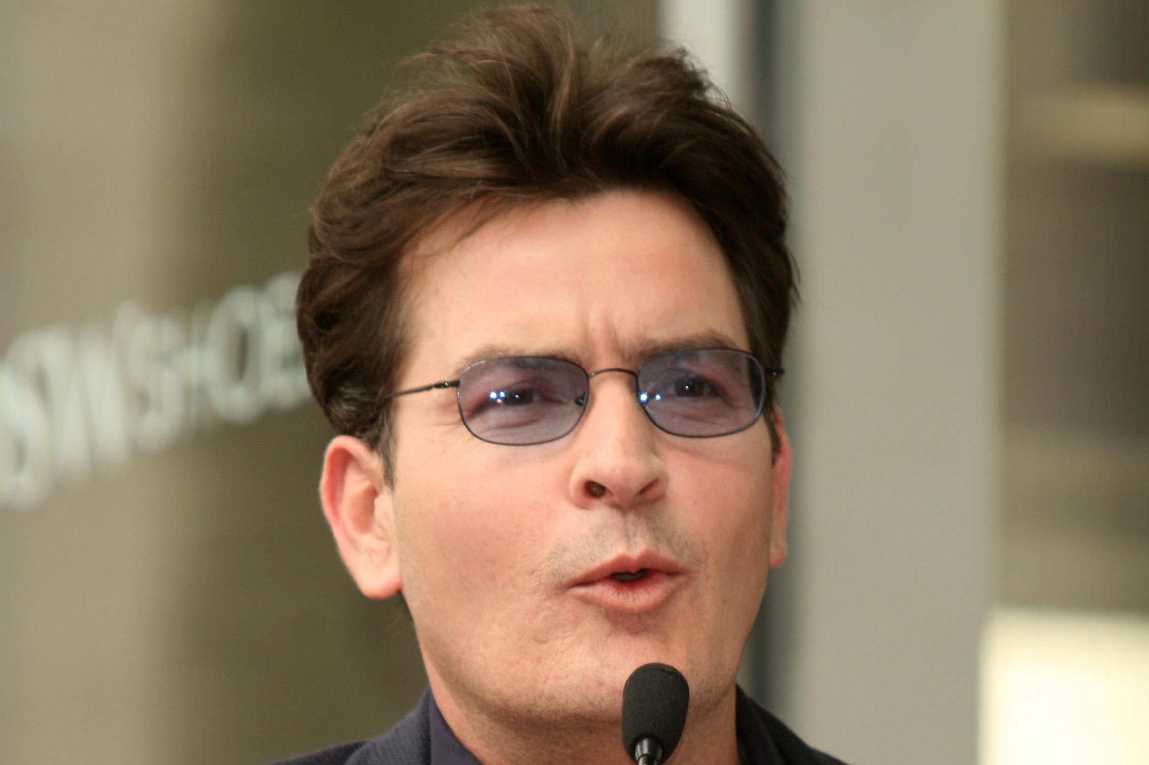 Charlie Sheen elárulta, melyik volt az a nap, amikor felhagyott az ivással