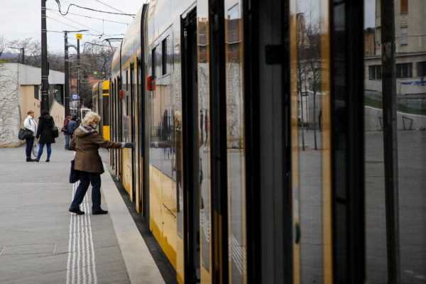 Eszméletlen bunyót vettek fel az 1-es villamoson + VIDEÓ