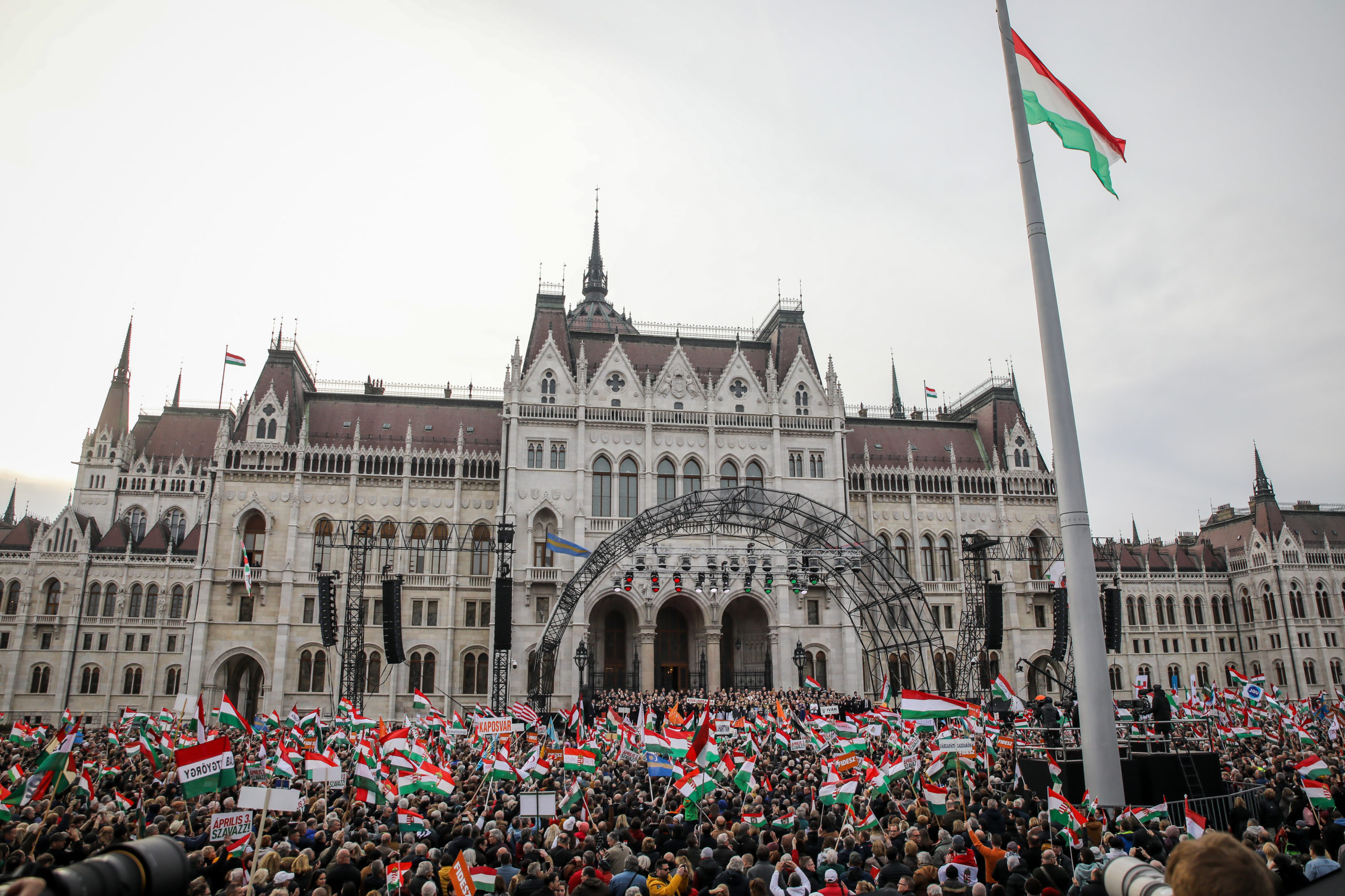 Felmérés: a magyarok között a legerősebb a honfitársi kötelék