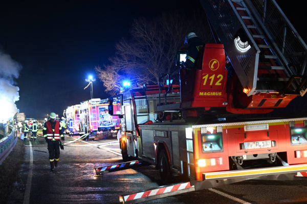 Leégett egy autó az Árpád hídon, nagy a torlódás