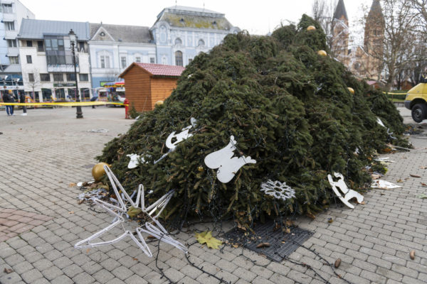 Meghalt egy nő, miután rádőlt egy karácsonyfa
