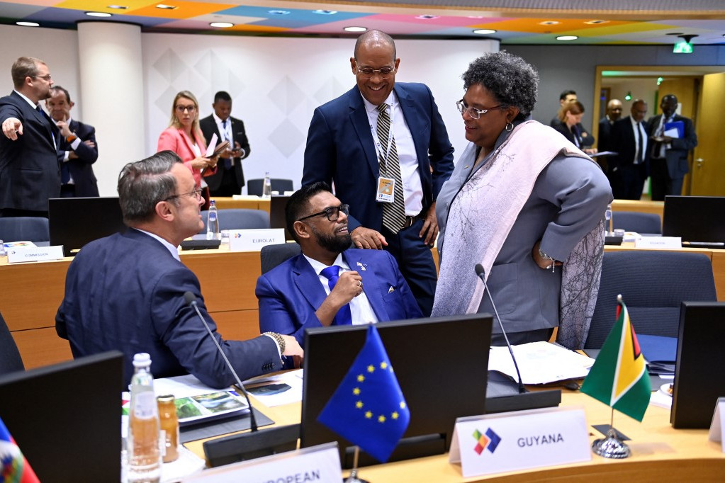 Luxemburg miniszterelnöke, Xavier Bettel (balra) beszél a barbadosi miniszterelnökkel, Mia Mottley-vel (jobbra), Irfaan Ali Guyana elnökével (2. balra) és Grenada külügy-, kereskedelmi és exportfejlesztési miniszterével, Joseph Andall-lal (2. jobbra) a plenáris ülés előtt - az Európai Unió és a Latin-Amerikai és Karib-tengeri Államok Közössége (EU-CELAC) csúcstalálkozója az Európai Tanács brüsszeli épületében volt 2023. július 18-án