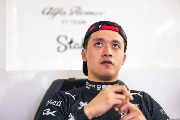 „Őszintén szólva le se sz*rom!” – Zhou az F1-es pletykákról