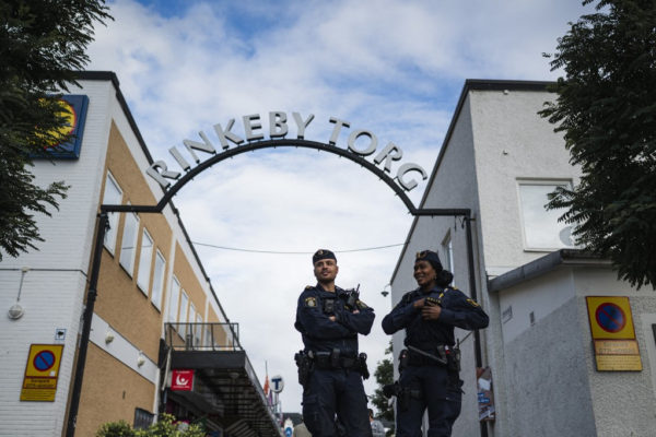 Svéd rendőrség: a bűnözők befolyása „megszilárdul és tartósabbá válik” Svédországban