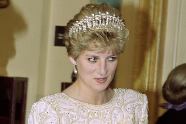 Több mint egymillió dollárért kelt el árverésen Diana hercegnő egy estélyi ruhája
