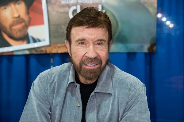 Visszatér, és 83 évesen is zúz Chuck Norris