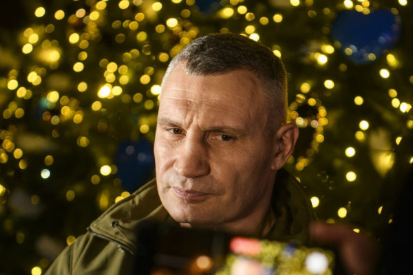 A katonákkal ünnepelte Vitalij Klicsko az újévet Donbaszban