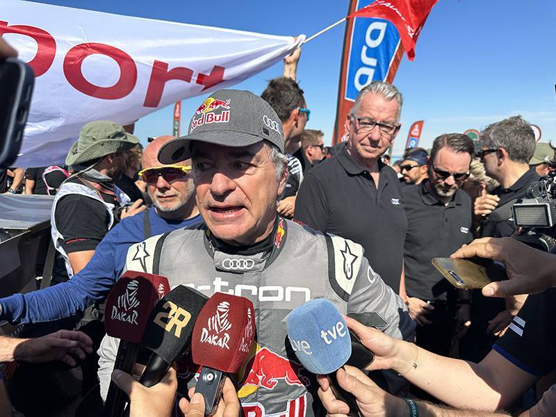 „A szenvedélyemből jön az energia” – Sainz a negyedik Dakar-siker után