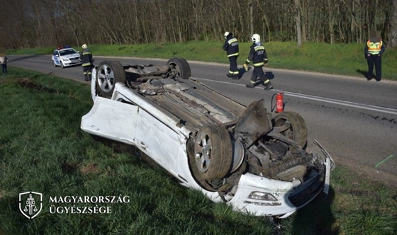 Autó: Vádat emeltek a tapolcai ámokfutó ellen, aki rendőröket is megpróbált elütni egy kisteherautóval – videó