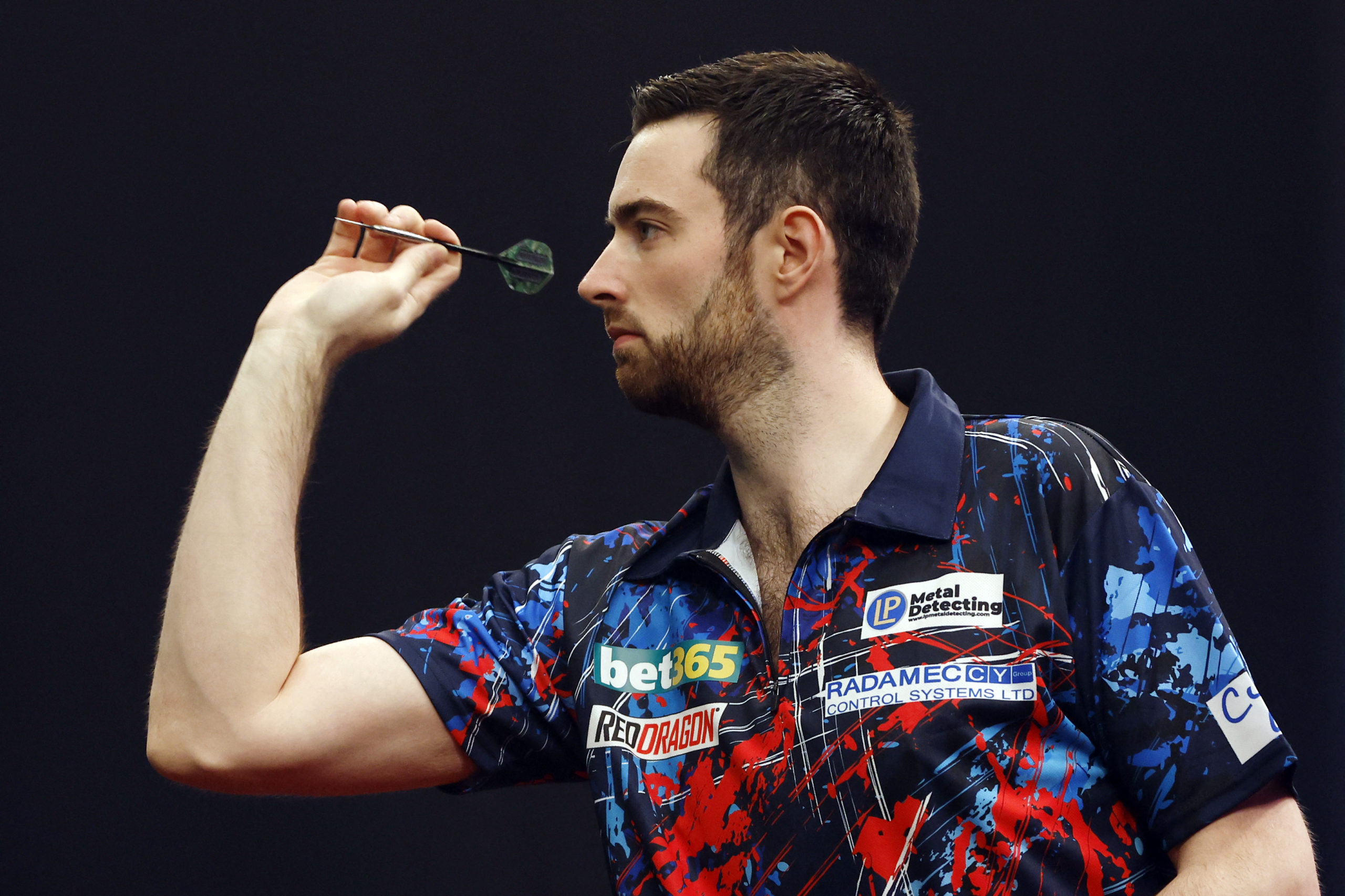 Darts-vb: Humphries-Littler finálét rendeznek szerda este