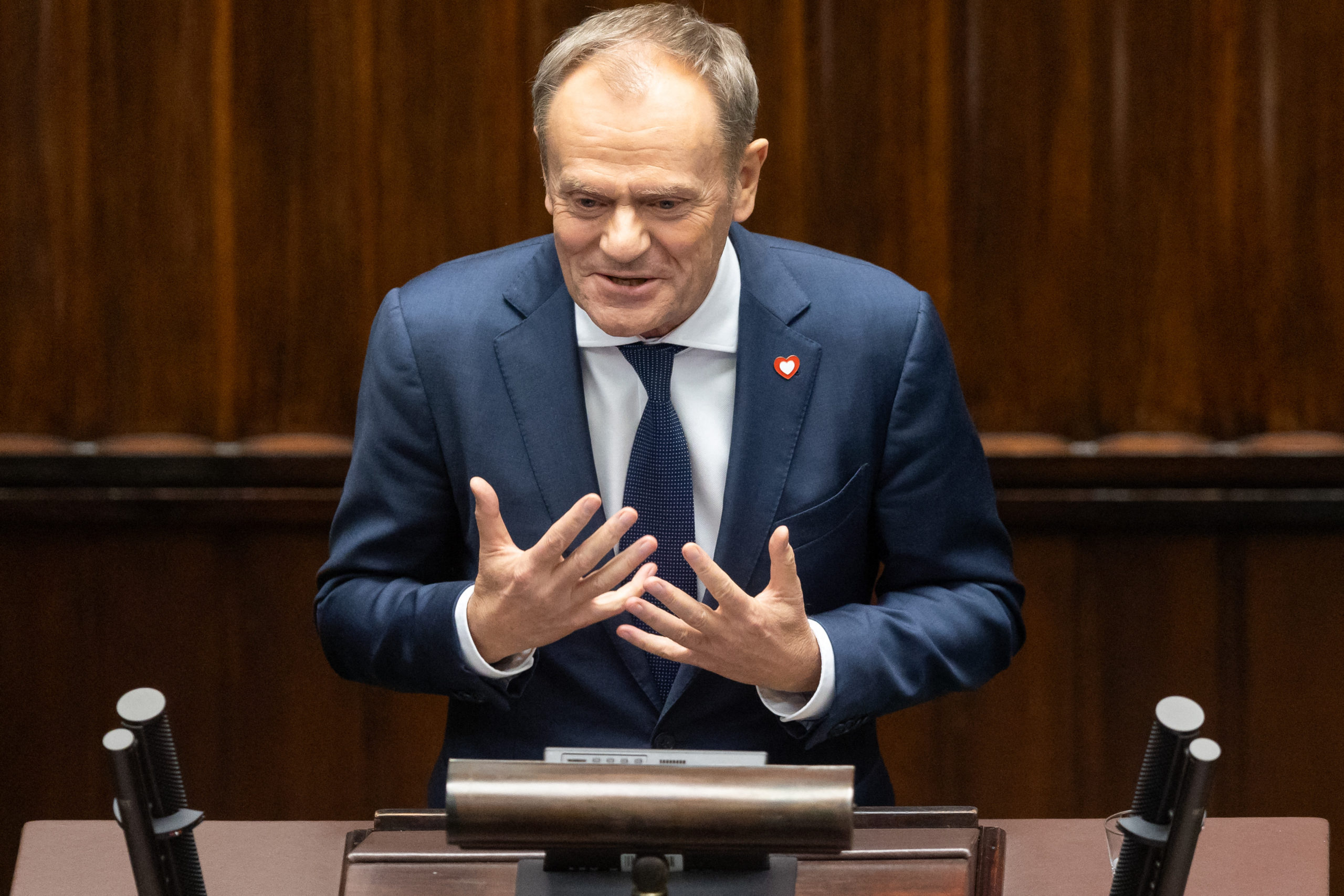 Donald Tusk folytatja a brutális leszámolást Lengyelországban