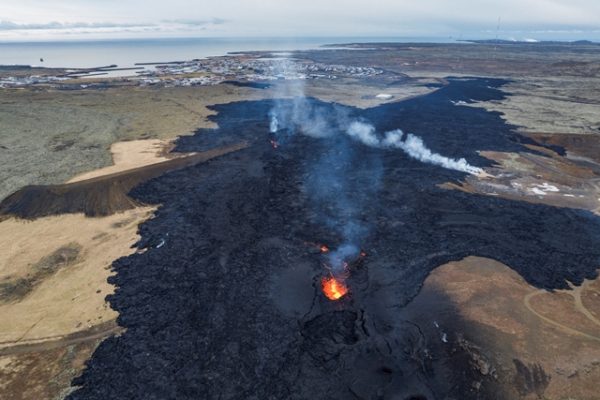 Élet+Stílus: Elkezdte bekebelezni a hömpölygő lávafolyam Grindavíkot – fotók