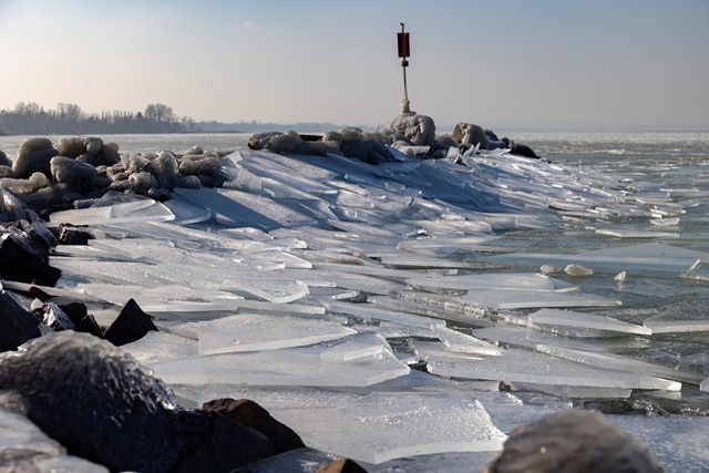 Élet+Stílus: Jégtáblák torlódnak a Balaton partjainál, jégbe fagytak a vízibiciklik – fotók