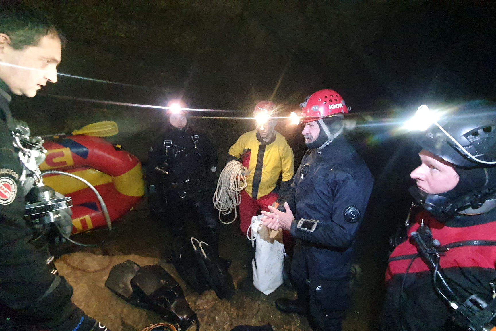 Megkezdték a szombat óta barlangban rekedt csoport kimentését Szlovéniában