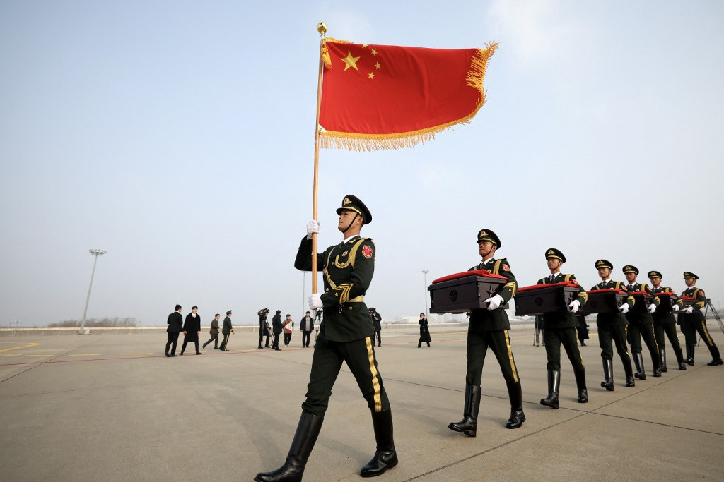 A kínai légierő egyik alakulatának díszmenete egy katonai repülőtéren