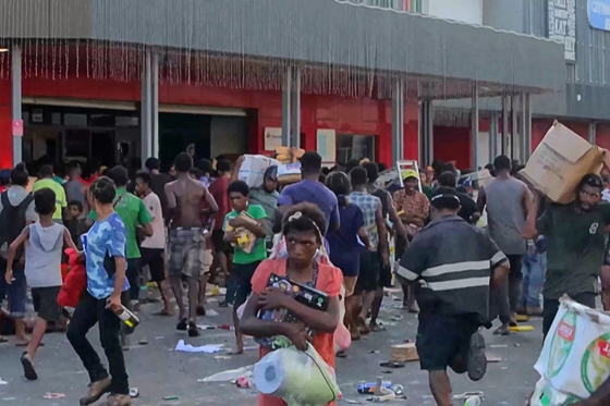 Világ: Fosztogatásba és gyújtogatásba torkolltak a halálos zavargások Pápua Új-Guineában – videók