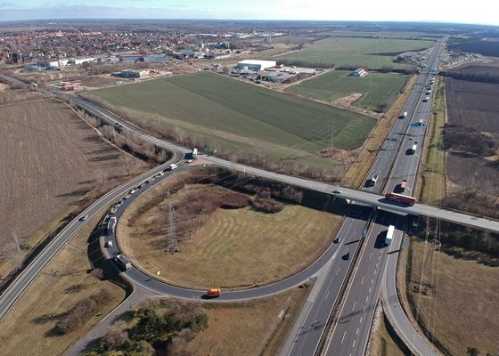 Gazdaság: Három sávosra bővítik az M1-es autópályát Budapest és Bicske között