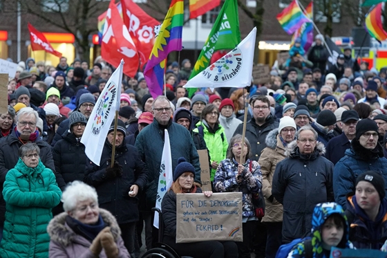 Világ: 200 ezer ember tüntetett Németországban a szélsőjobboldali AfD ellen és a demokráciáért