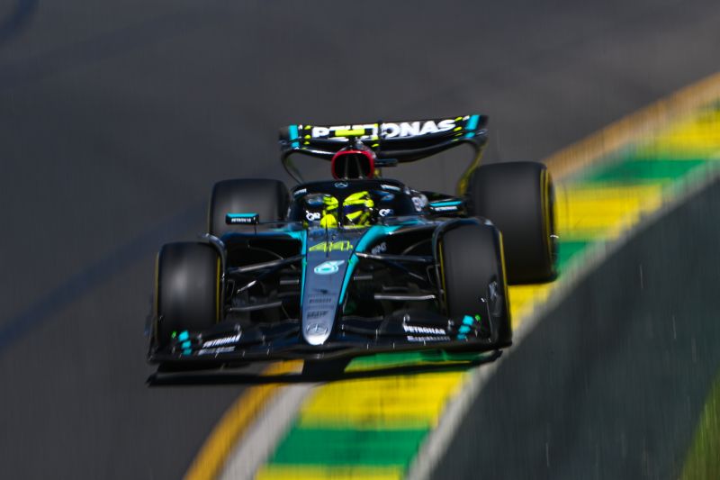 f1-hamilton-mercedes-melbourne-day1