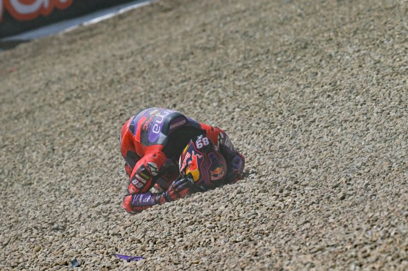 motogp-4-martin-crash